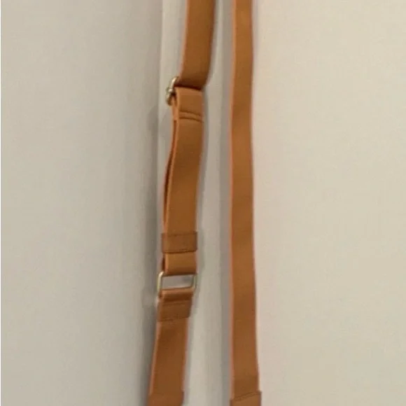 HOBO Cass Tan Pebble Leather Crossbody Phone Pouch Adjustable Strap - Picture 4 of 14